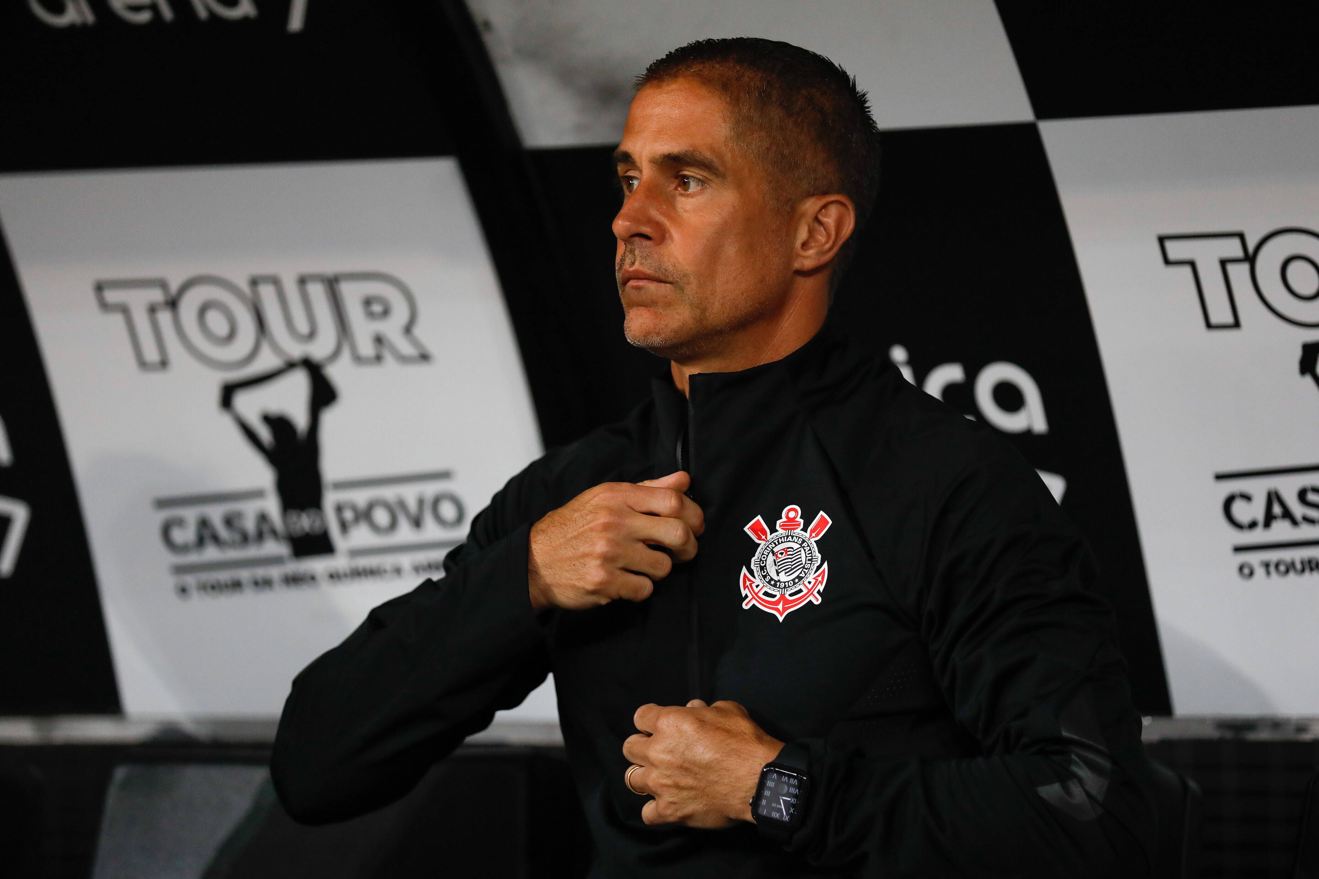 Sylvinho esteve 251 dias no Corinthians
