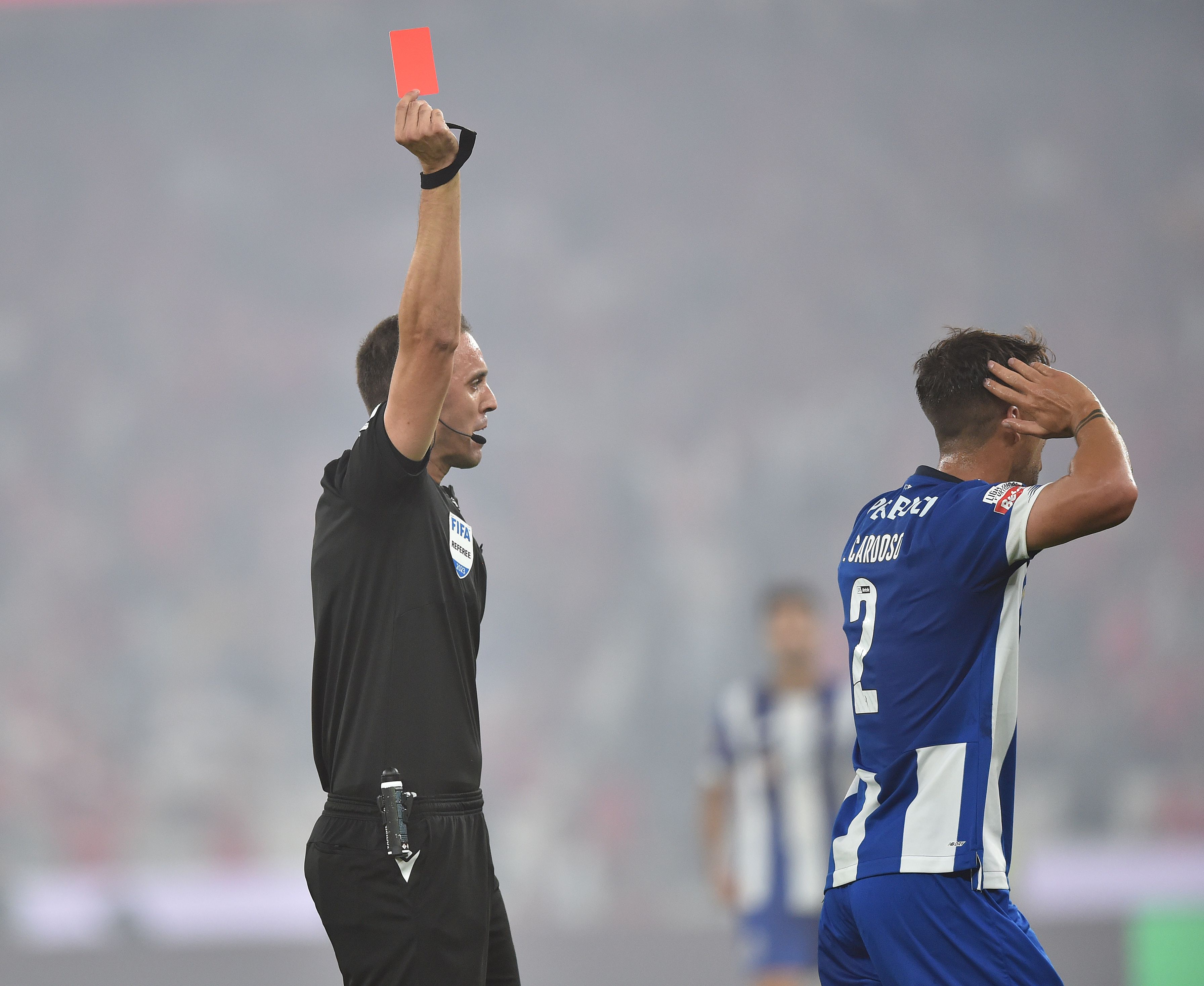 2. Benfica-FC Porto (1-0): Segundo clássico entre dragões e águias apitado por João Pinheiro foi a 29 de setembro de 2023, na Luz, para a Liga. Ficou marcado pela expulsão de Fábio Cardoso, com vermelho direto, aos 19 minutos - Foto: A BOLA/Miguel Nunes