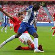 Lema, que fez dois jogos pelo Benfica - AEK e FC Porto -, em duelo com Marega