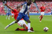 Lema, que fez dois jogos pelo Benfica - AEK e FC Porto -, em duelo com Marega