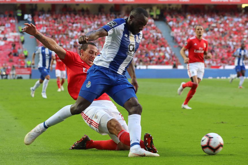 Lema, que fez dois jogos pelo Benfica - AEK e FC Porto -, em duelo com Marega