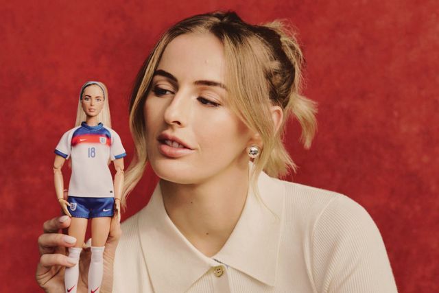 Chloe Kelly orgulhosa por ver-se espelhada numa boneca Barbie - Foto: Mattel