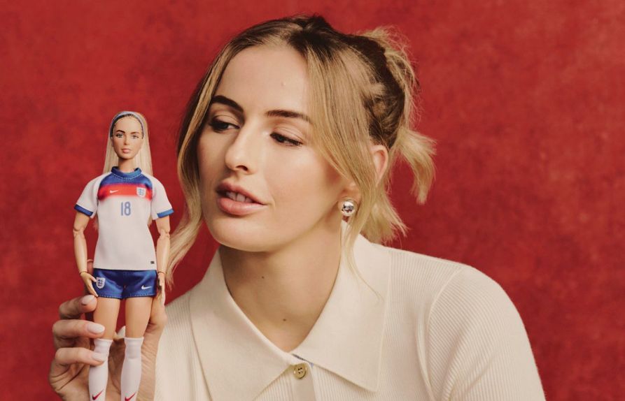 Chloe Kelly orgulhosa por ver-se espelhada numa boneca Barbie - Foto: Mattel