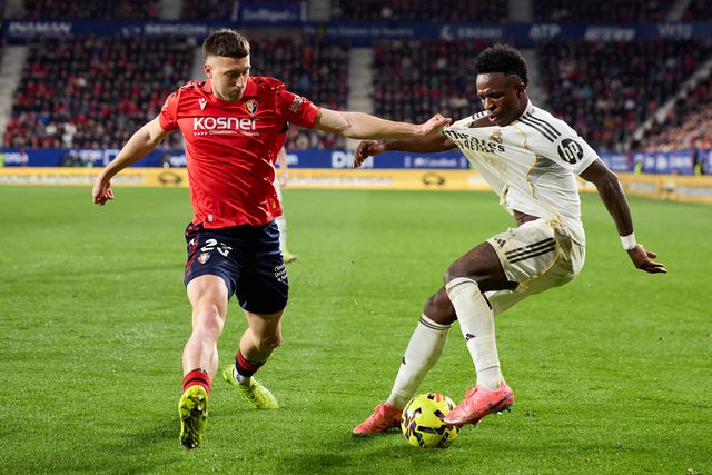 Abel Bretones num lance com Vini Jr. num jogo de LaLiga entre Osasuna e Real Madrid - Foto: IMAGO