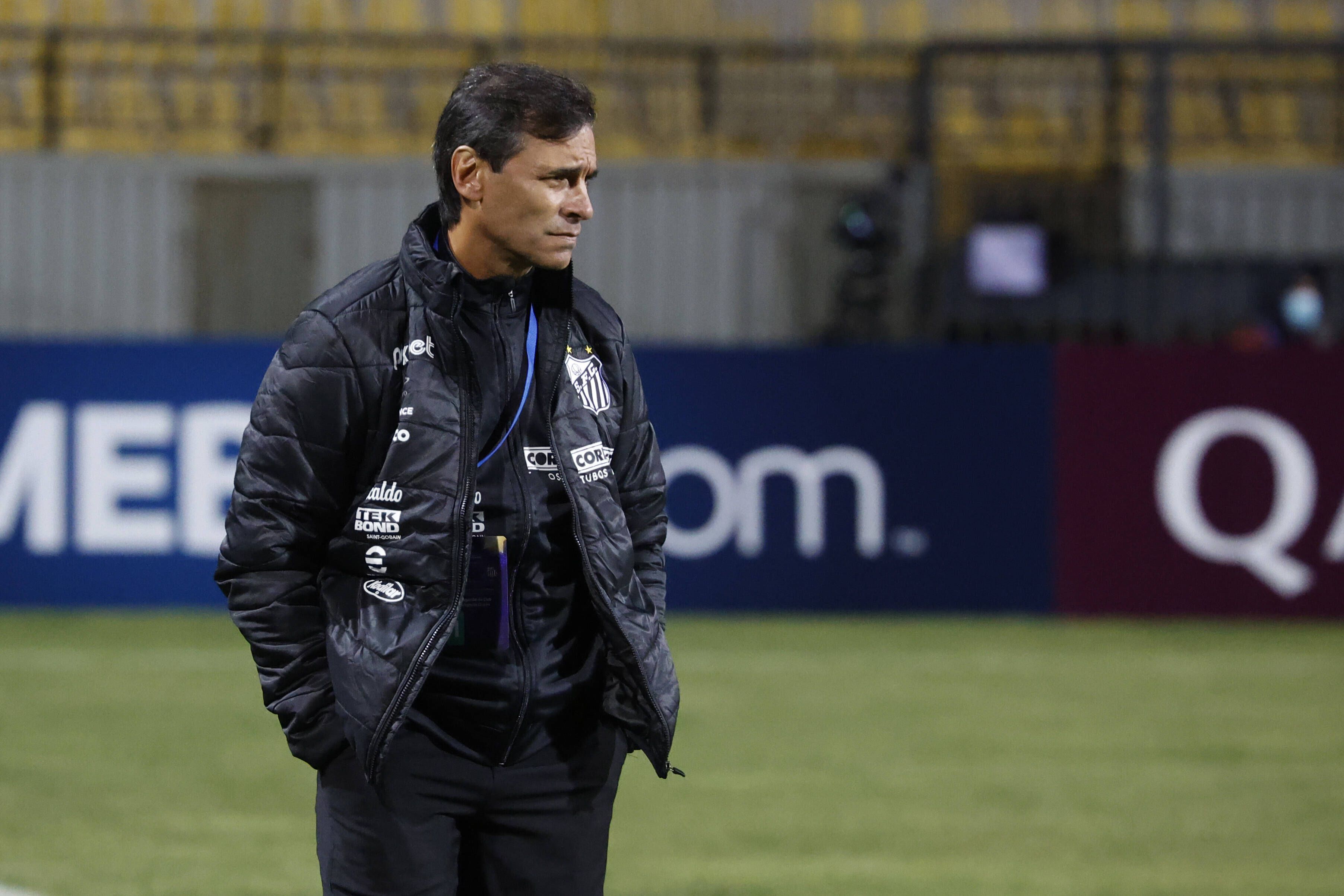 Fabián Bustos esteve 125 dias no Santos