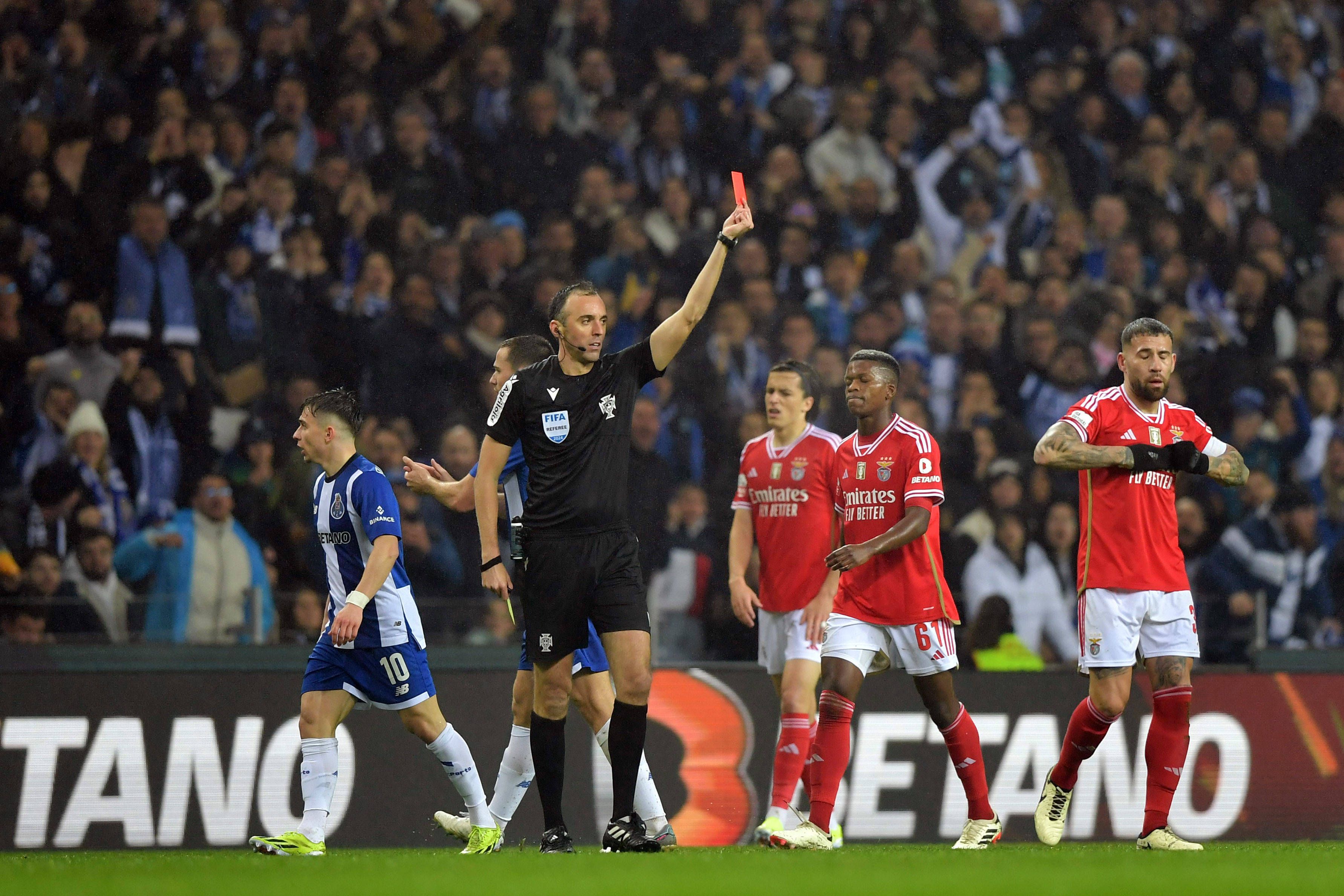 3. FC Porto-Benfica (5-0): Terceiro clássico entre dragões e águias apitado por João Pinheiro foi a 3 de março de 2024, no Dragão, para a Liga. Ficou marcado pela expulsão de Otamendi aos 60 minutos - Foto: IMAGO