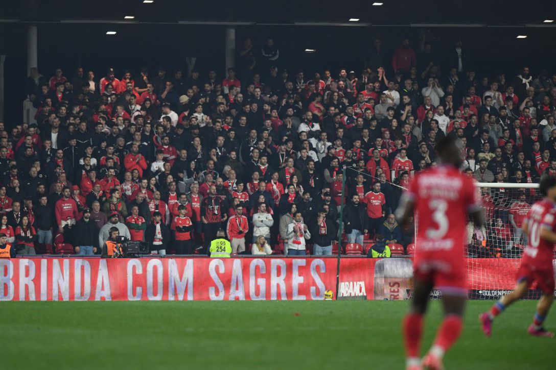 Adeptos do Benfica deflagraram engenhos pirotécnicos em Barcelos — Foto: Rogério Ferreira/Kapta+