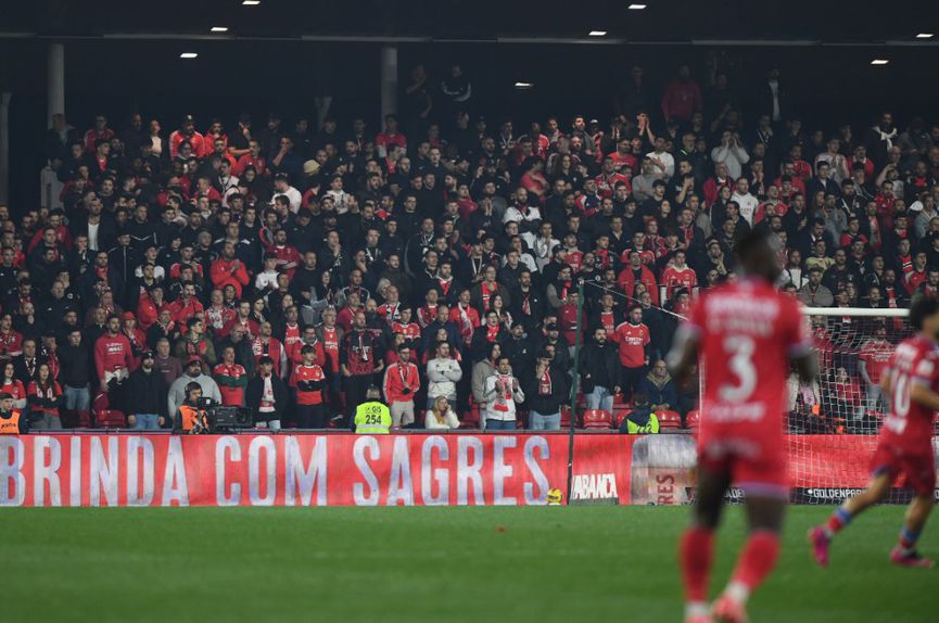 Adeptos do Benfica deflagraram engenhos pirotécnicos em Barcelos — Foto: Rogério Ferreira/Kapta+