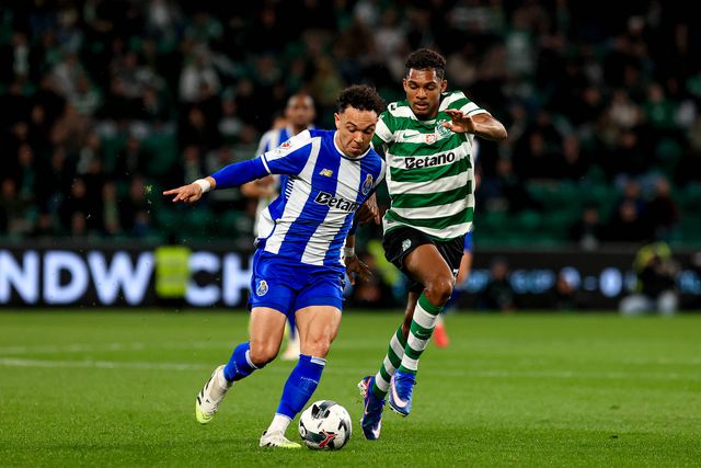 Pepê e o sportinguista Luís Guilherme disputam a bola - Foto: Imago