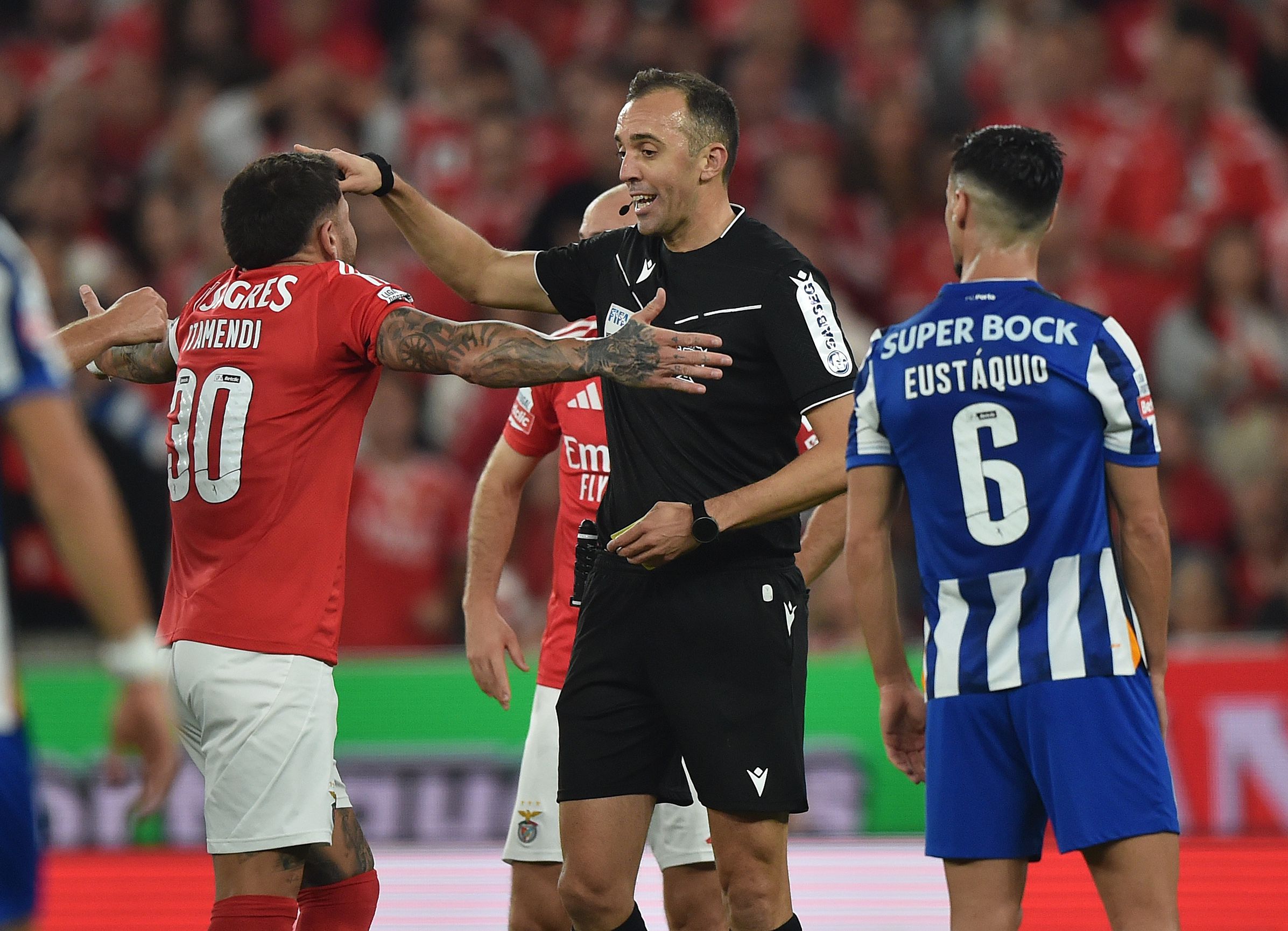 4. Benfica-FC Porto (4-1): Quarto clássico entre dragões e águias apitado por João Pinheiro foi a 10 de novembro de 2024, na Luz, para a Liga. Houve oito amarelos, dois para os da casa, seis para os visitantes - Foto: A BOLA/Sérgio Miguel Santos