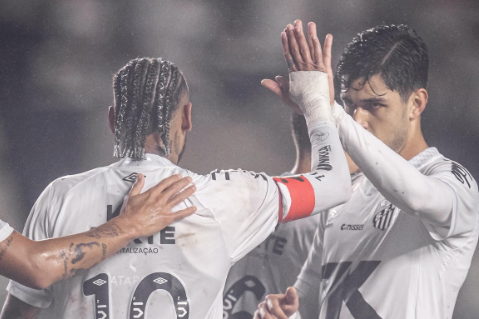 Neymar, capitão do Santos, com o colega João Basso - Foto: Santos/Basso