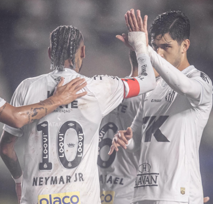 Neymar, capitão do Santos, com o colega João Basso - Foto: Santos/Basso