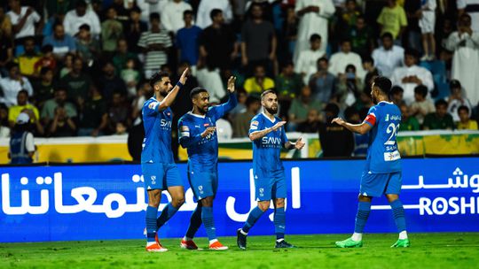 Al Hilal domina, derrota Al Khaleej e já ganha há 32 jogos seguidos