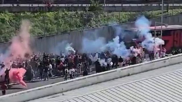 Loucura na saída do autocarro do Benfica para o Porto