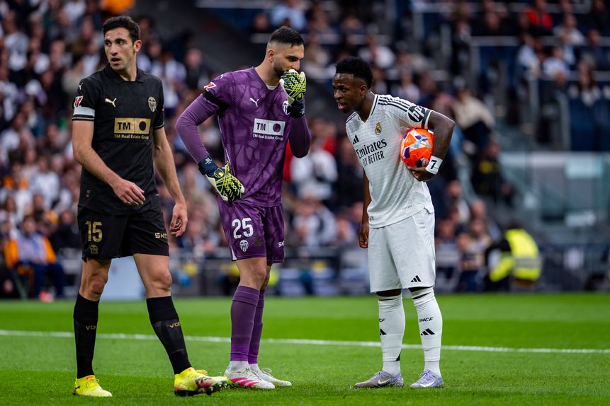 Mamardashvili conversa com Vinícius Júnior