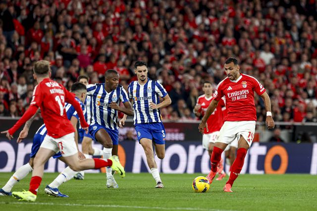 Pavlidis, avançado do Benfica, tem a bola controlada perante a pressão, ainda que ligeira, de jogadores do FC Porto. As duas equipas defrontam-se nesta noite de domingo, 6 de abril, no Estádio do Dragão