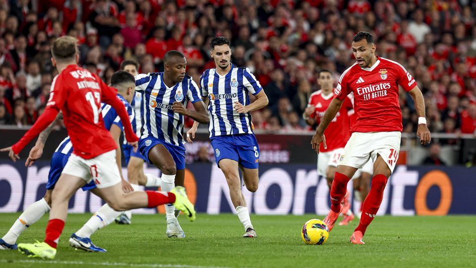 Pavlidis, avançado do Benfica, tem a bola controlada perante a pressão, ainda que ligeira, de jogadores do FC Porto. As duas equipas defrontam-se nesta noite de domingo, 6 de abril, no Estádio do Dragão