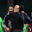 Amorim e Guardiola cumorimentam-se no final do primeiro confronto entre ambos nesta épcoa, quando o português ainda treinava o Sporting