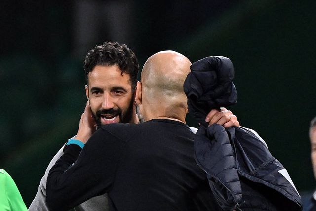 Amorim e Guardiola cumorimentam-se no final do primeiro confronto entre ambos nesta épcoa, quando o português ainda treinava o Sporting