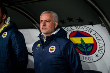 Mourinho sofre empate na compensação e fica mais longe do líder Galatasaray