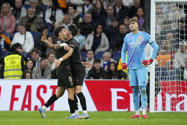 Valência vence no Bernabéu com golo aos 90+5' e Barça pode disparar para o título