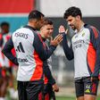 Pavlidis e Tomás Araújo no treino da manhã de sexta-feira, no Seixal, na véspera do jogo com o FC Porto