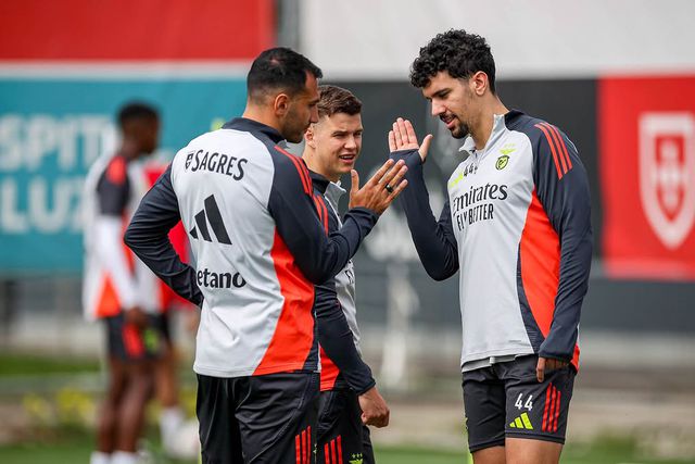 Pavlidis e Tomás Araújo no treino da manhã de sexta-feira, no Seixal, na véspera do jogo com o FC Porto