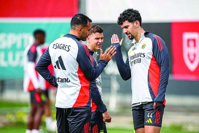 Pavlidis e Tomás Araújo cumprimentam-se no último treino antes da partida para o Porto