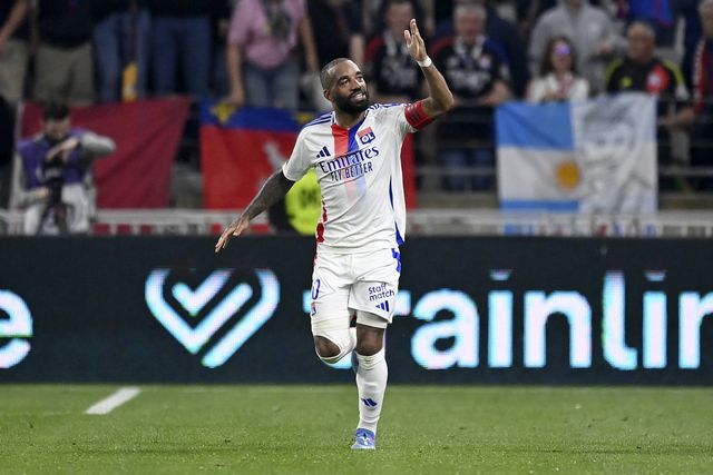 Alexandre Lacazzette celebra golo marcado de penálti pelo Lyon ao Lille