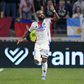 Alexandre Lacazzette celebra golo marcado de penálti pelo Lyon ao Lille