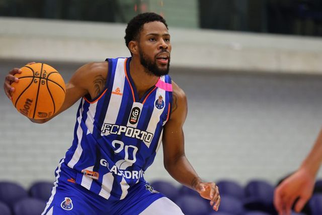 O Dragão é assim no basquetebol: dá de avanço e depois... sobra