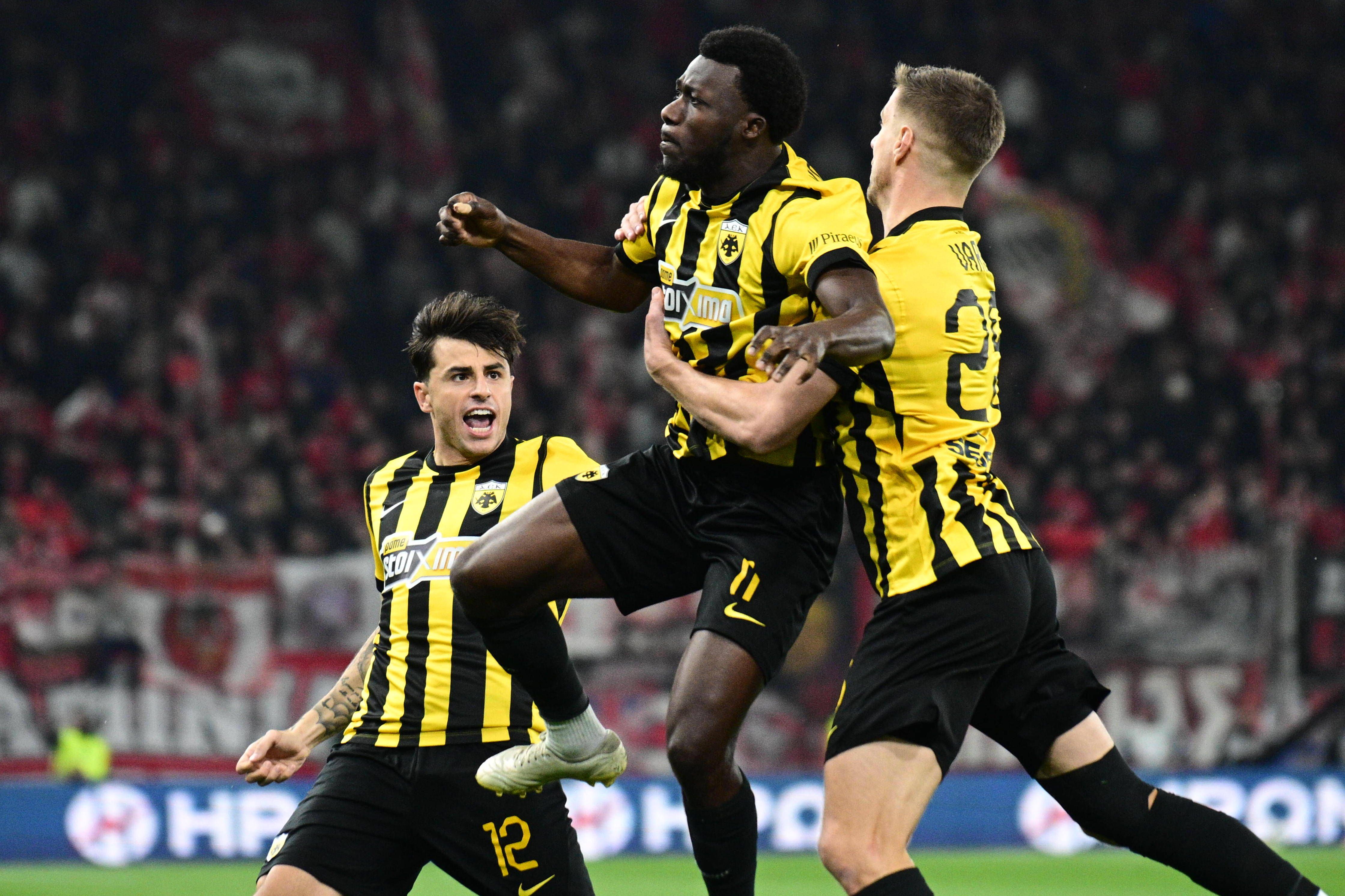 AEK a celebrar o golo madrugador de Koita