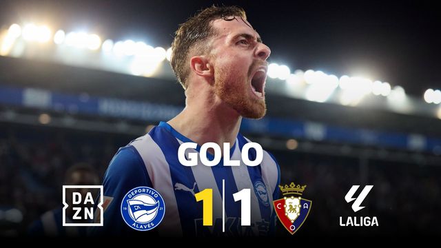 Ex-FC Porto atira-se para fazer golo... praticamente deitado