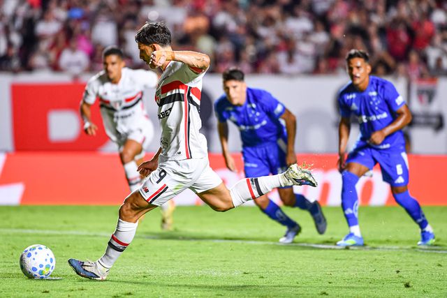 Calleri começou a construir a vitória do São Paulo sobre o Cruzeiro com a conversão de um penálti
