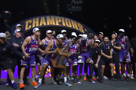 Momento em que jogadores dos Sydney Kings se preparam para erguer o troféu