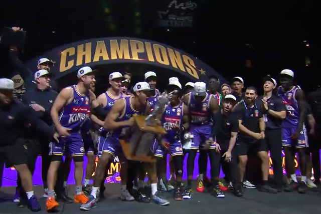 Momento em que jogadores dos Sydney Kings se preparam para erguer o troféu