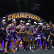 Momento em que jogadores dos Sydney Kings se preparam para erguer o troféu