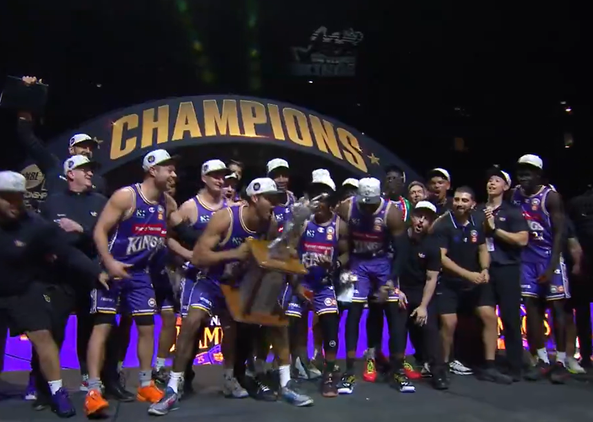 Momento em que jogadores dos Sydney Kings se preparam para erguer o troféu