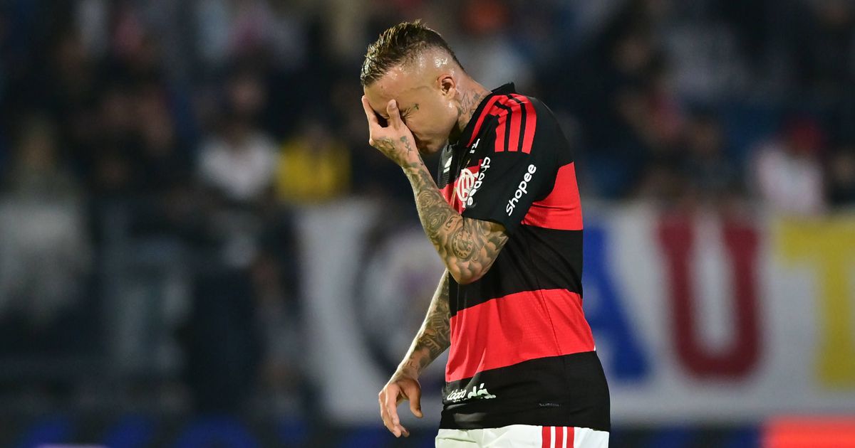 Ex-Benfica fratura costela e pode sair do Flamengo a custo zero