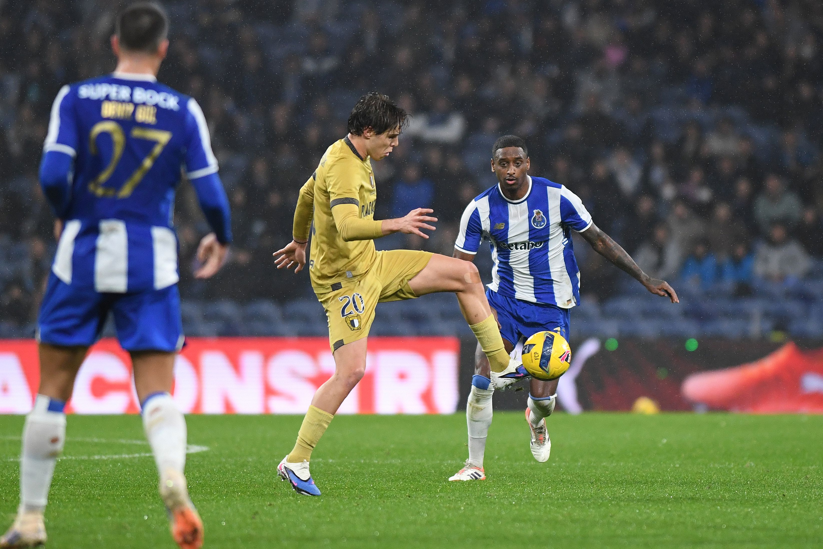 FC Porto-Famalicão (Liga): Gustavo Sá caiu na área do FC Porto após duelo com Zaidu (1-0) aos 20'. Pedro Henriques considerou que «faltou VAR» dado o «castigo máximo que ficou por assinalar e segundo amarelo por mostrar».