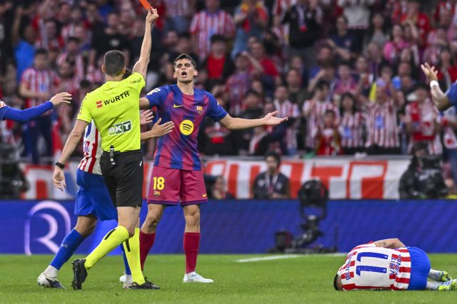 Gerard Martín viu vermelho, mas árbitro mudou decisão após ser alertado pelo VAR