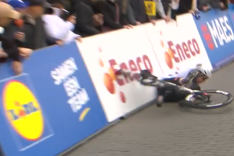 Rui Oliveira cai no arranque da Volta à Flandres (vídeo)