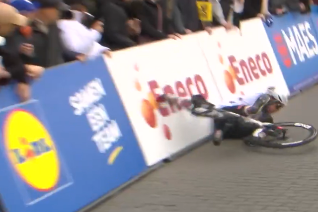 Rui Oliveira cai no arranque da Volta à Flandres (vídeo)