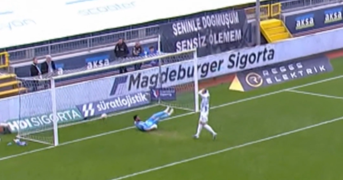 Já viu este golo? Guarda-redes marca de longa distância (vídeo)