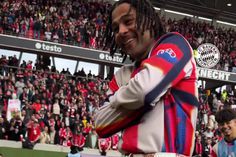 Bayern festeja vitória épica... com calções com a cara de Goretzka