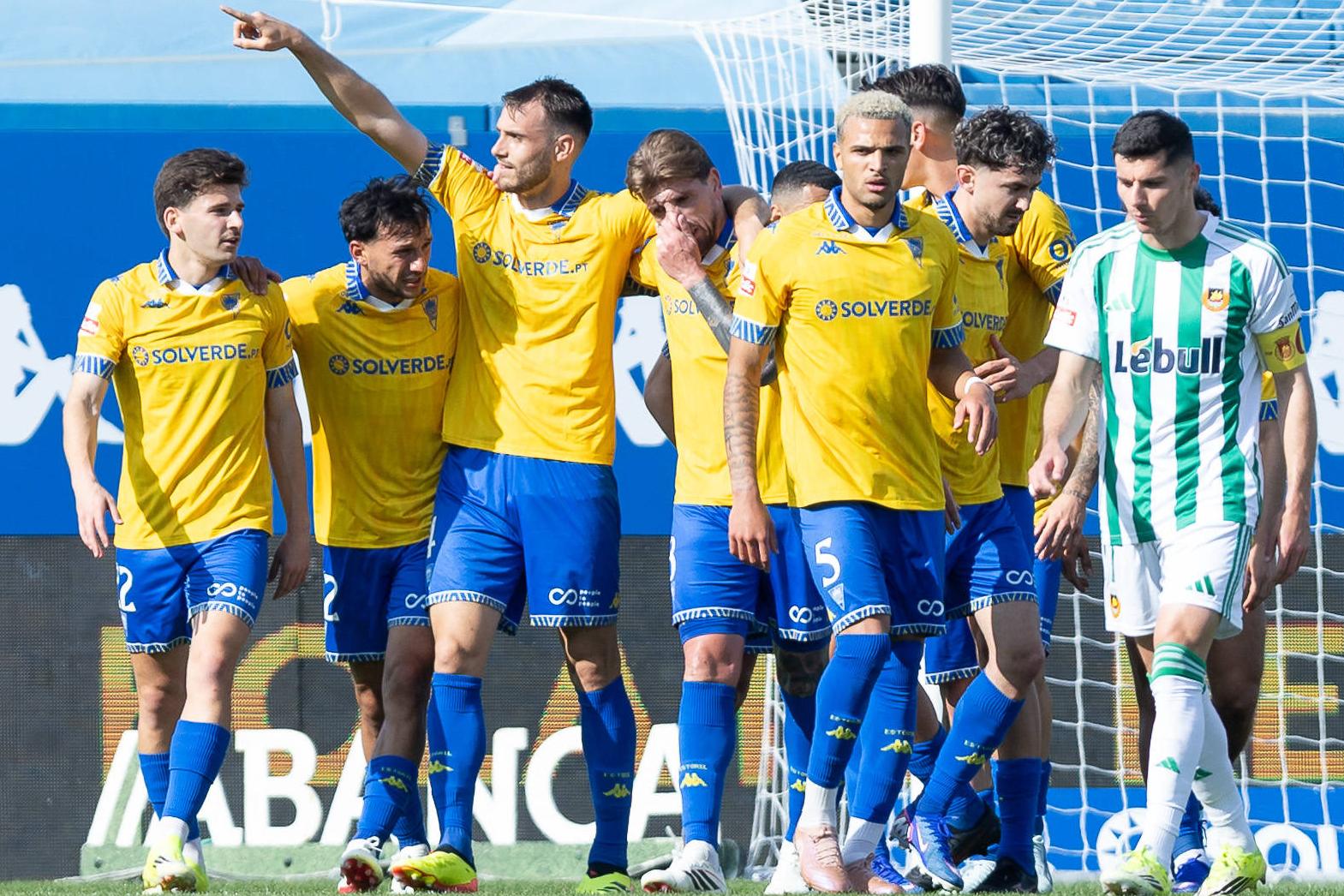 Jogadores do Estoril têm escapado a expulsões
