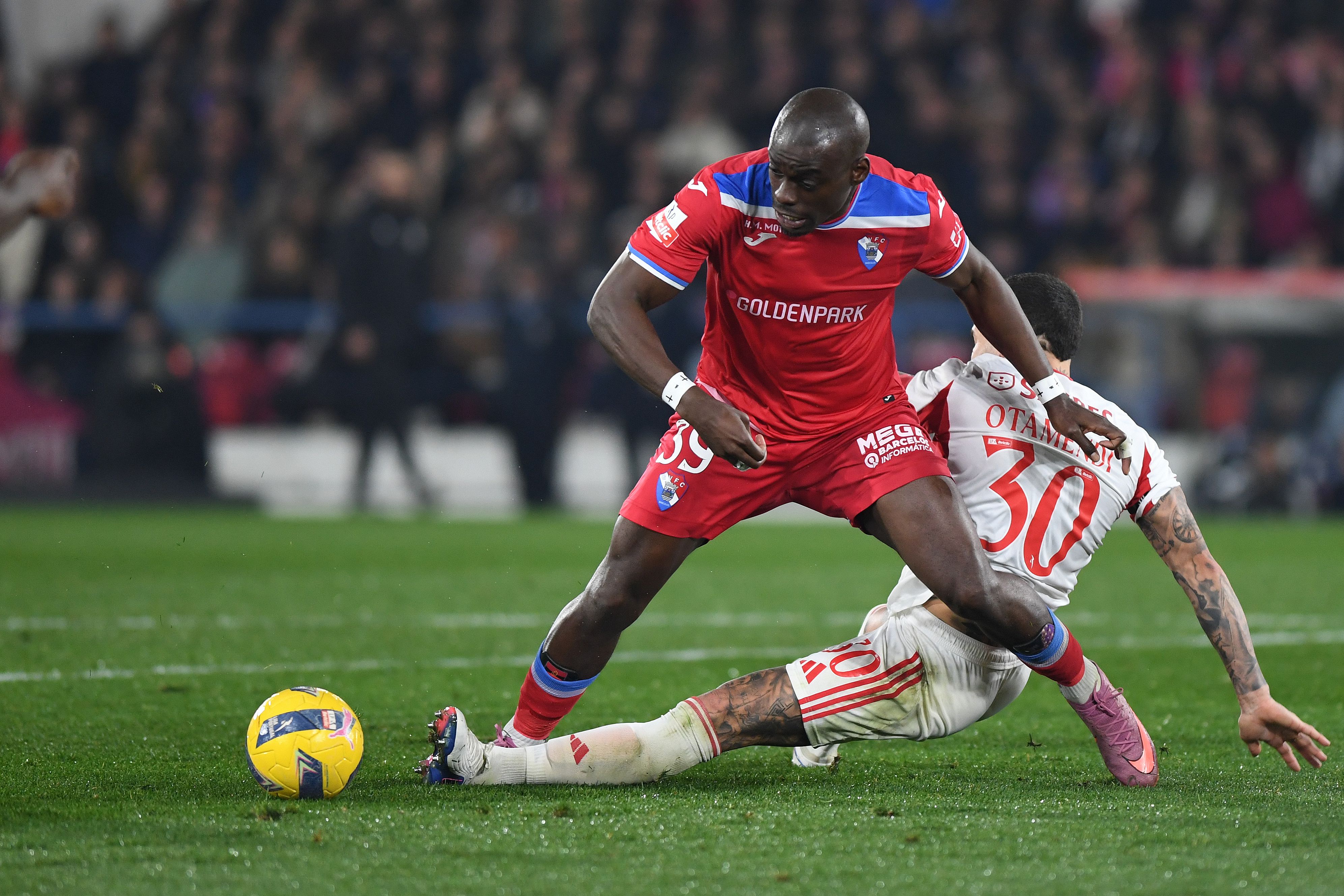 Gil Vicente-Benfica (Liga): Otamendi admoestado com cartão amarelo aos 39', após falta sobre Santi Garcia. Pedro Henriques considerou que o amarelo foi «indevidamente mostrado», tratando-se de uma «falta normal»