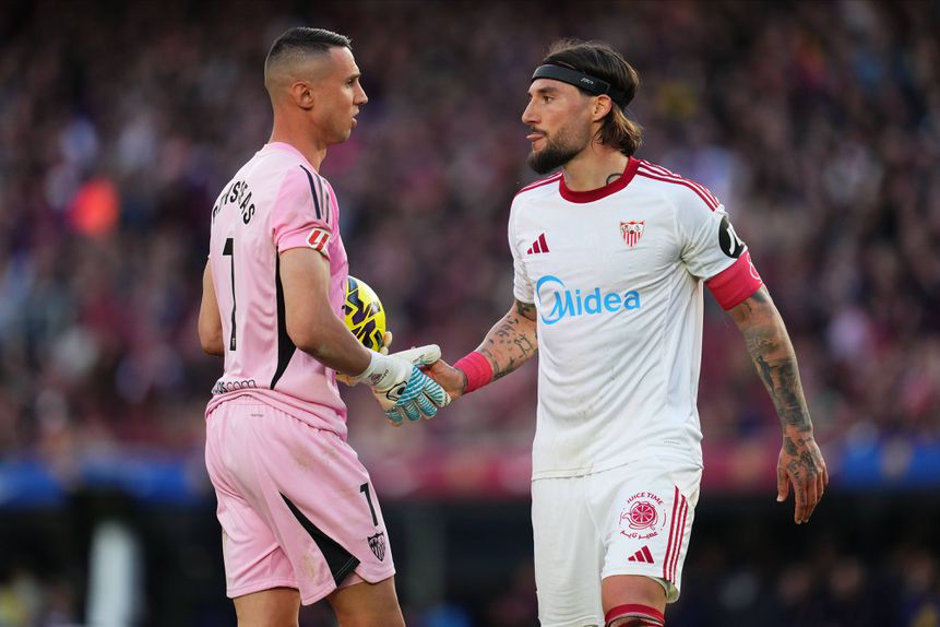 Gudelj e Vlachodimos são colegas no Sevilha - Foto: IMAGO