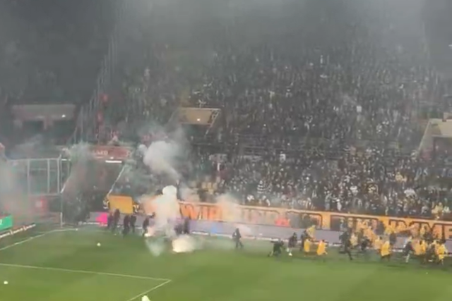 Momentos caóticos vividos em jogo da Bundesliga 2, no jogo entre Hertha e Dynamo Dresden