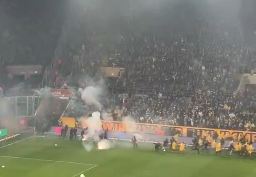 Momentos caóticos vividos em jogo da Bundesliga 2, no jogo entre Hertha e Dynamo Dresden